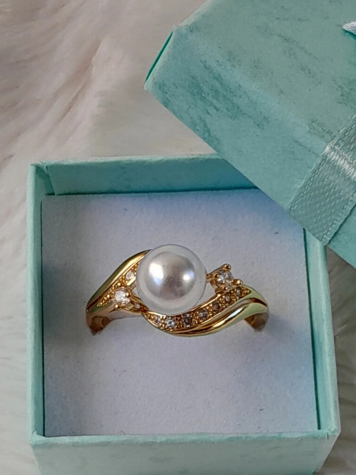 Anillo dorado, con perla blanca y pedrería, talla 60 – photo 2